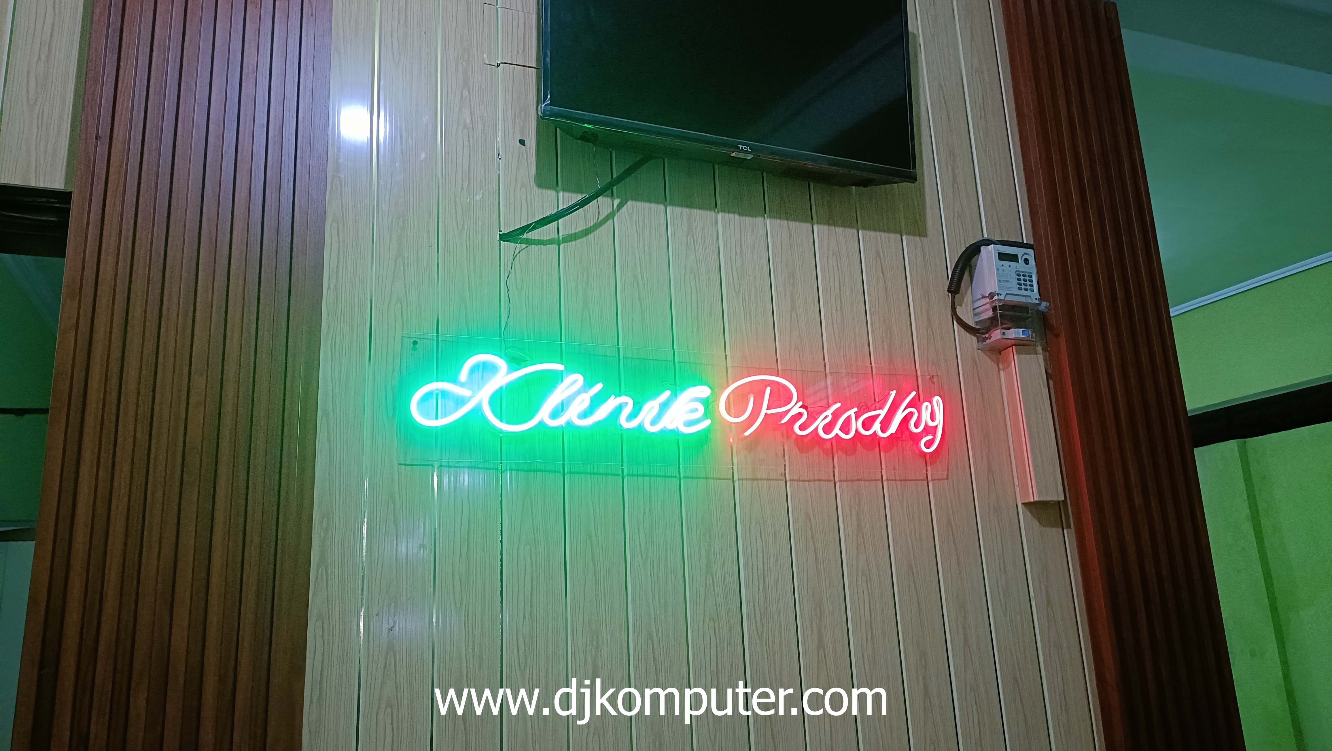 <p>Apa itu Neon Led ? Neon led adalah teknologi pencahayaan yang memadukan keindahan Cahaya neon dengan efisien lampu led . berbeda dari neon konvesional, Neon led terbuat dari bahan lentur dan tahan lama yang bisa dibentuk menjadi tulisan, logo, atau gambar. Cahaya yang dihasilkan halus, terang, dan tidak menyilaukan &ndash; sempurna untuk dekorasi toko, kafe, kantor, ataupun event.</p>